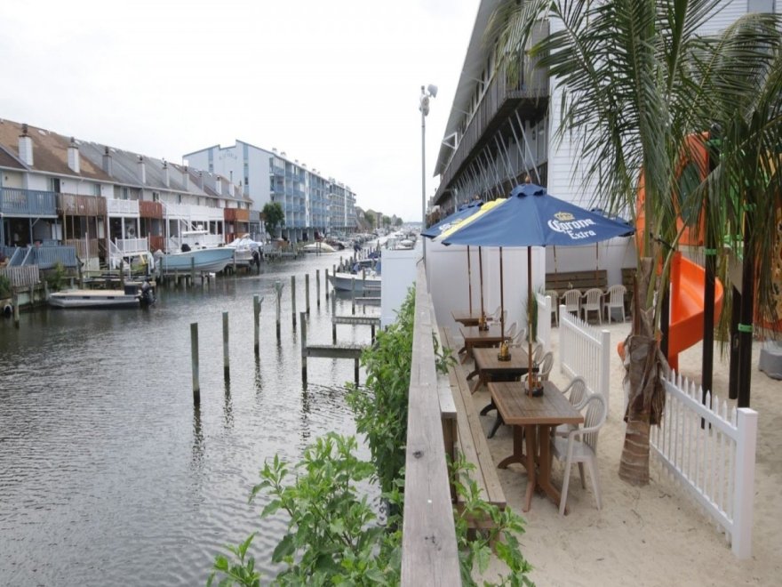 Tailchasers Restaurant & Dock Bar